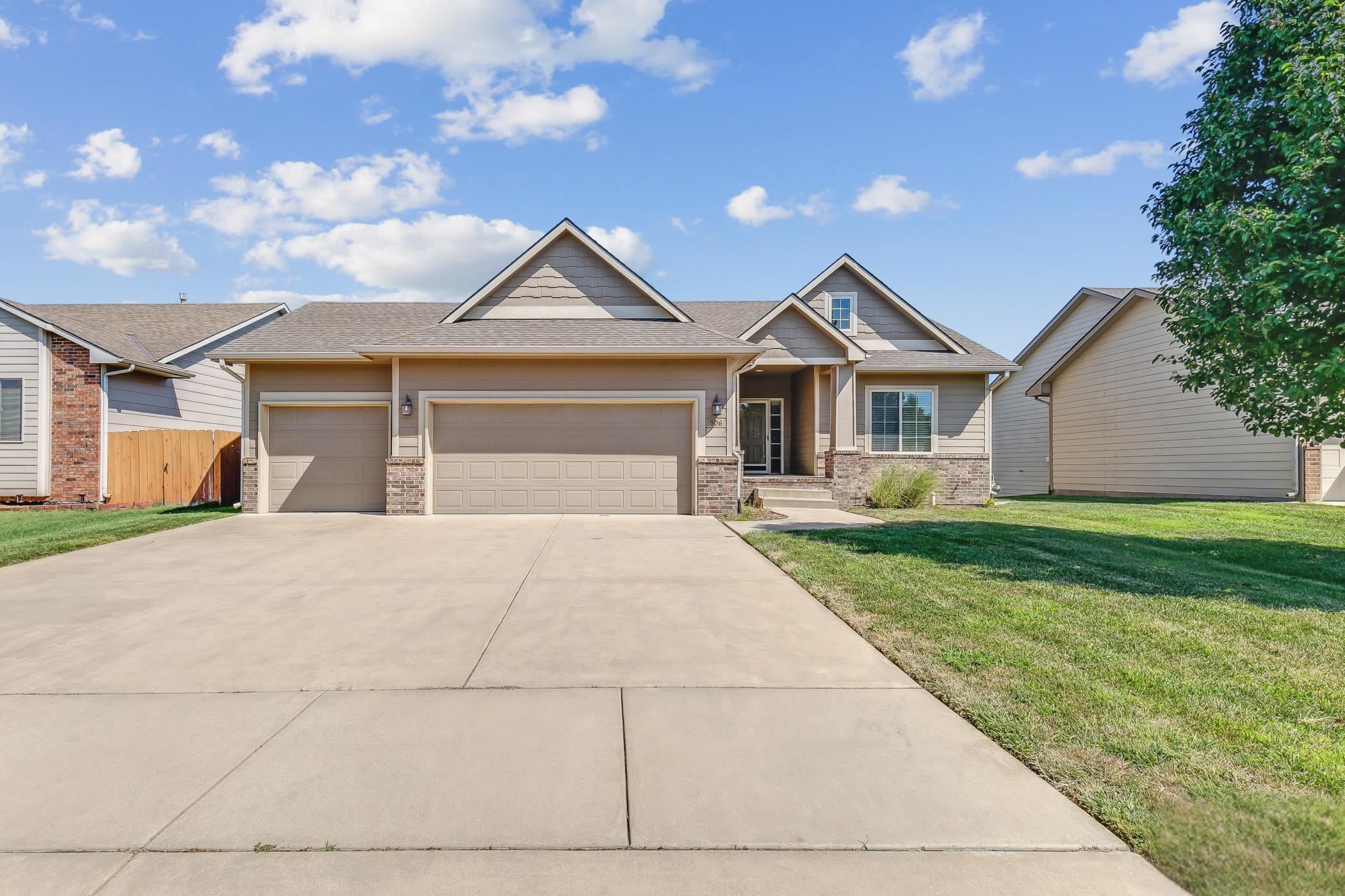 906 W Threewood Ct — photo