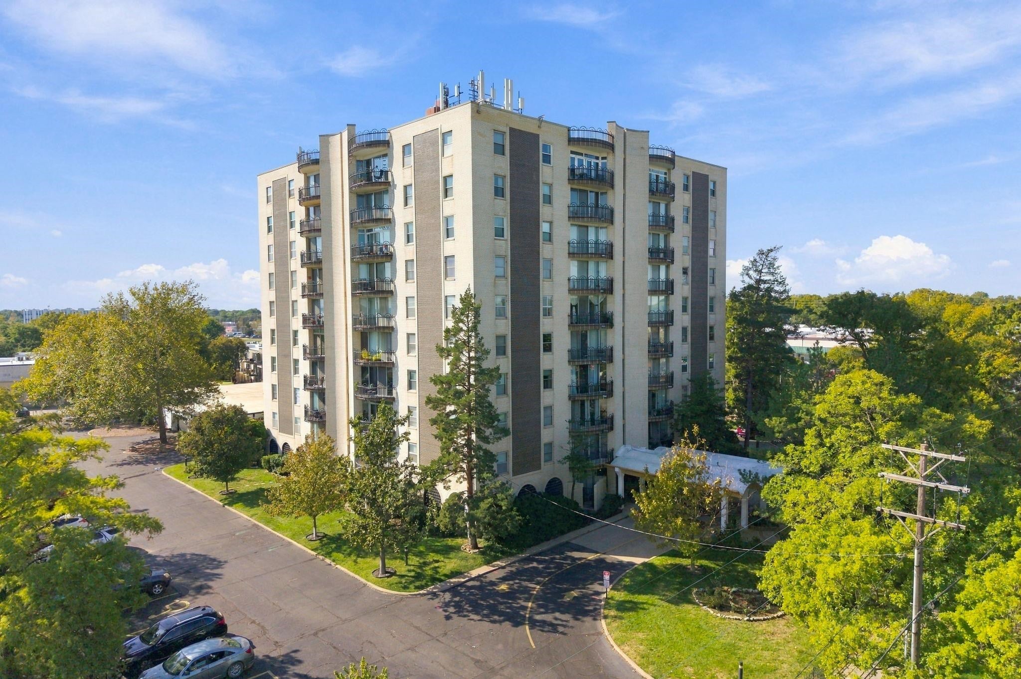 5051 E Lincoln St Apt 8F — photo