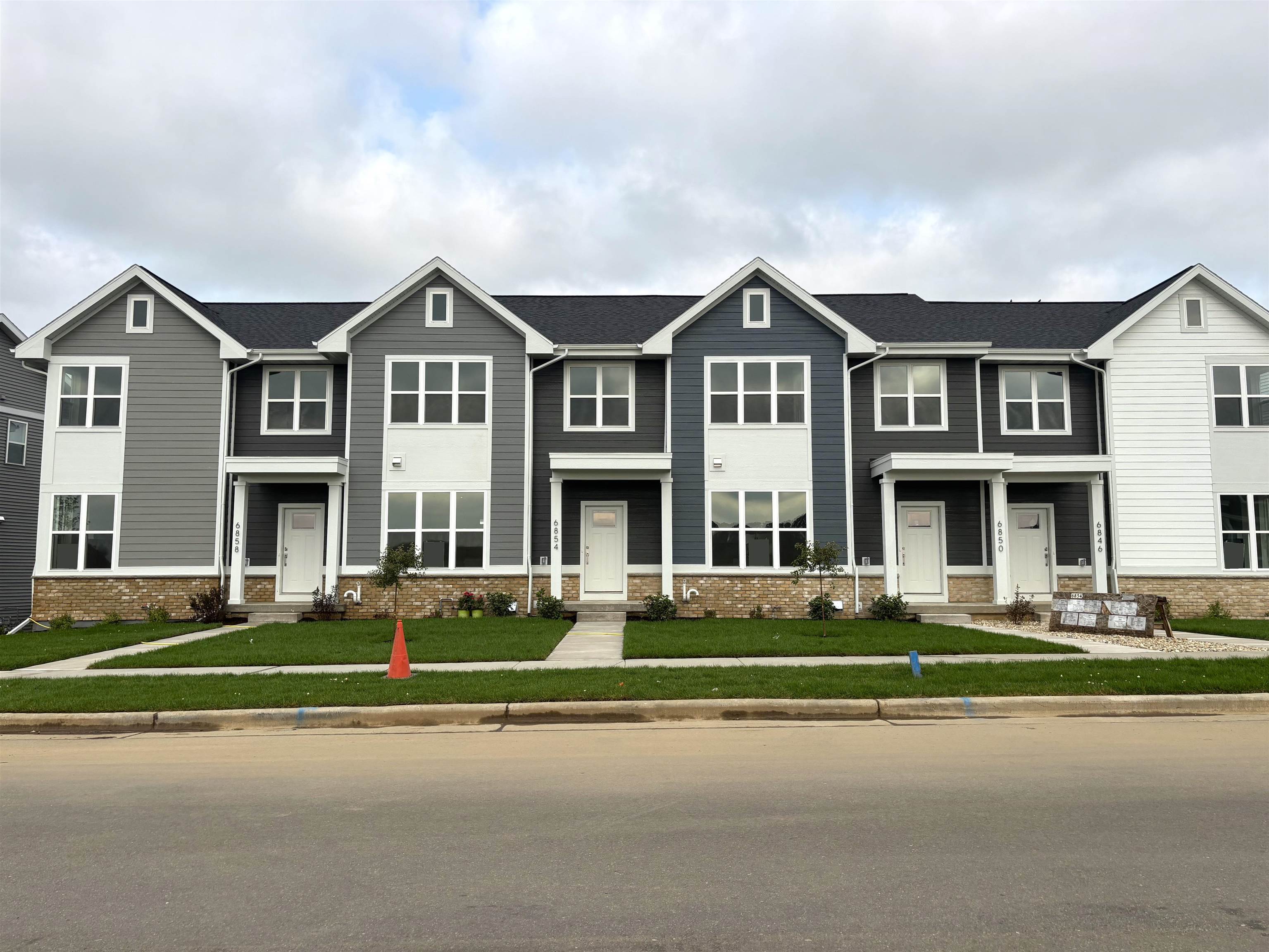 6854 Belle Fontaine Boulevard — photo