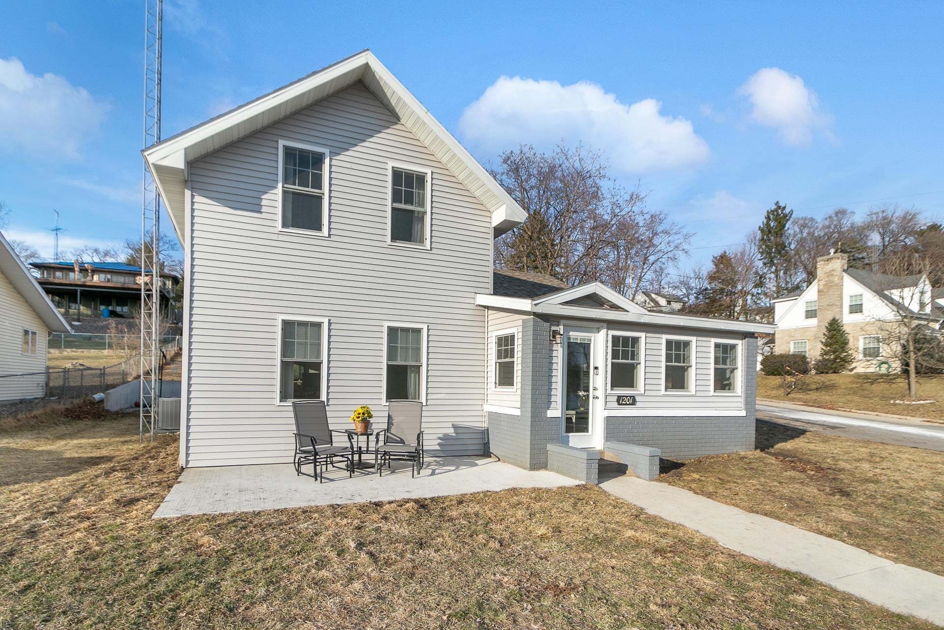 1201 W Conant Street — photo