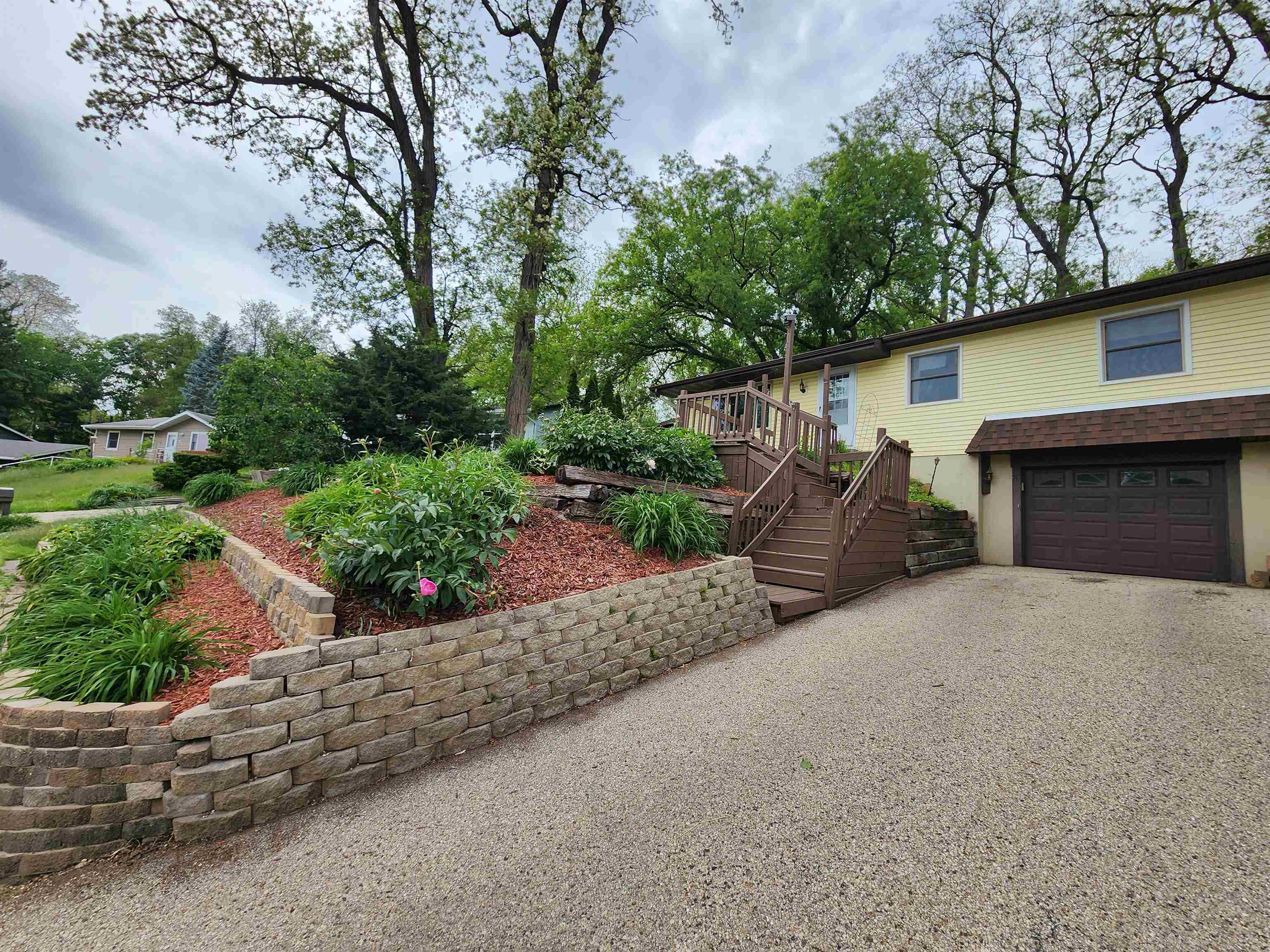 400 Woodcrest Lane — photo