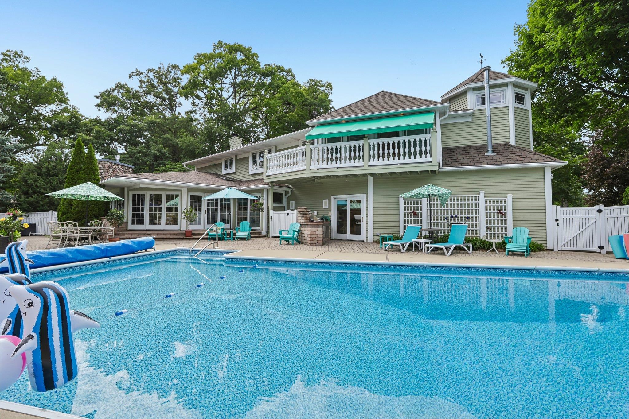 702 Glenwood Court — photo
