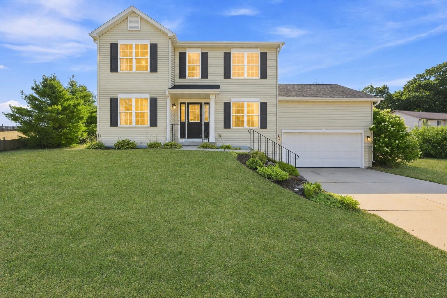 801 Goldfinch Lane — photo