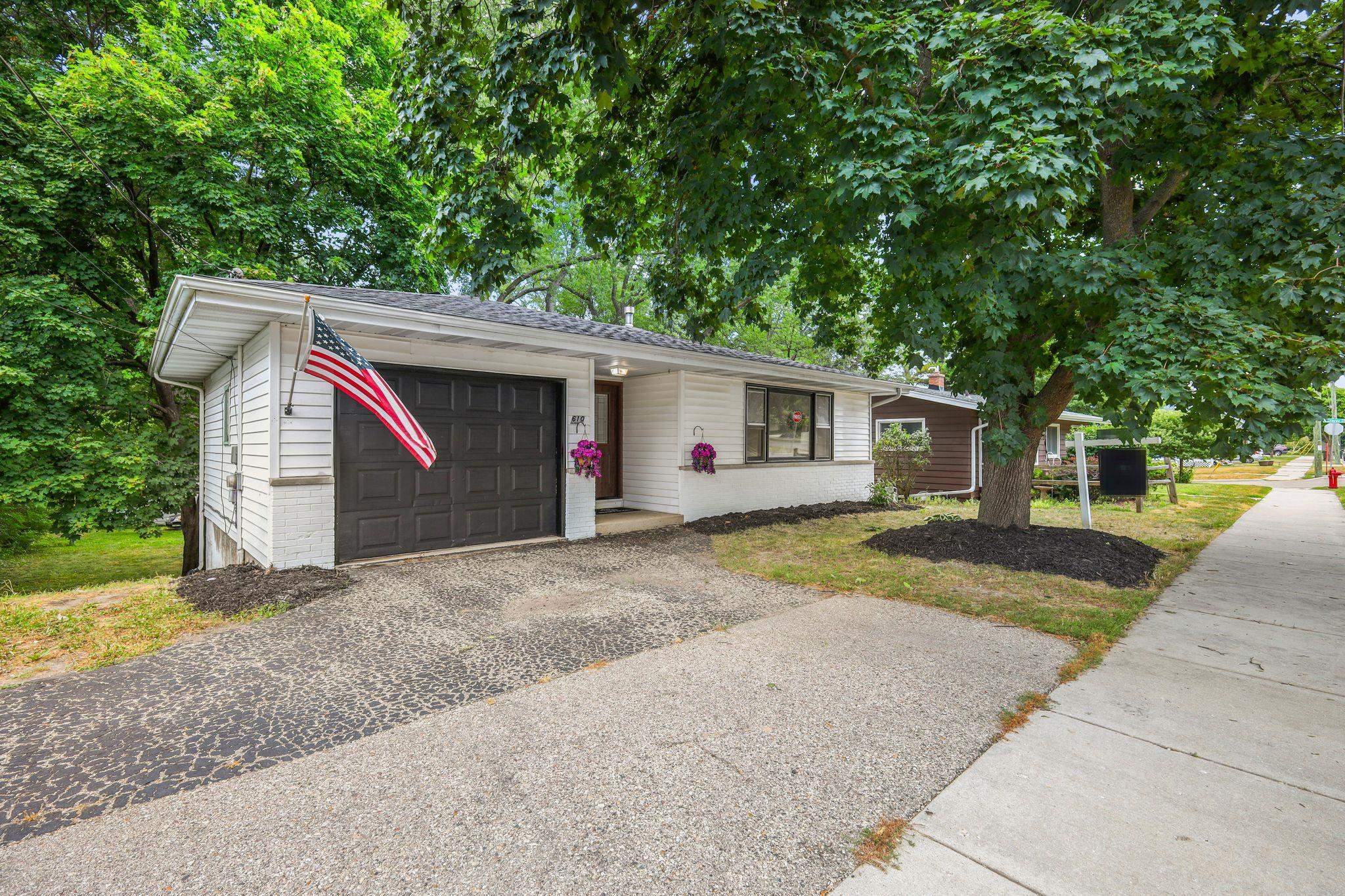 610 Clyde Street — photo