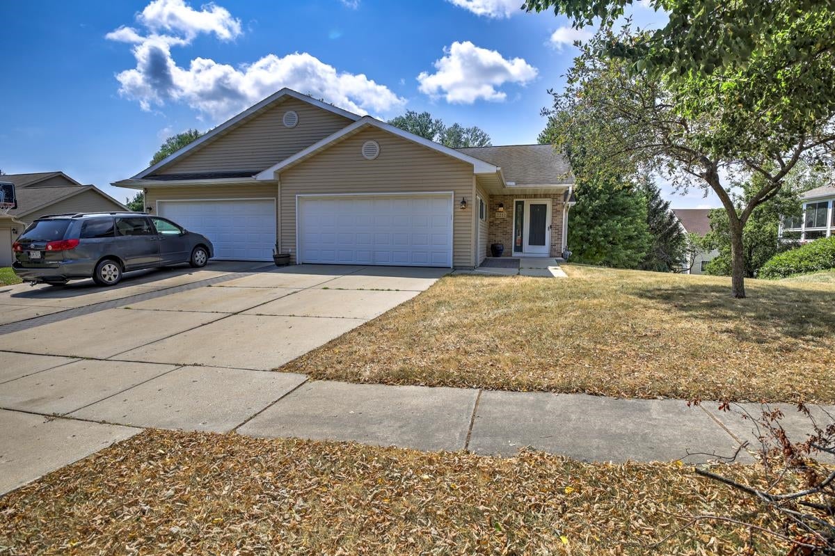 2211 Wood View Drive — photo