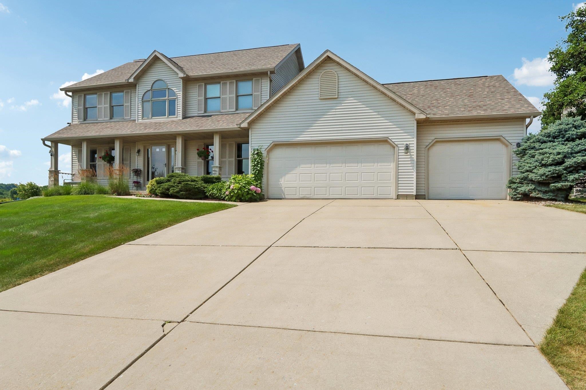 8437 Ellington Way — photo