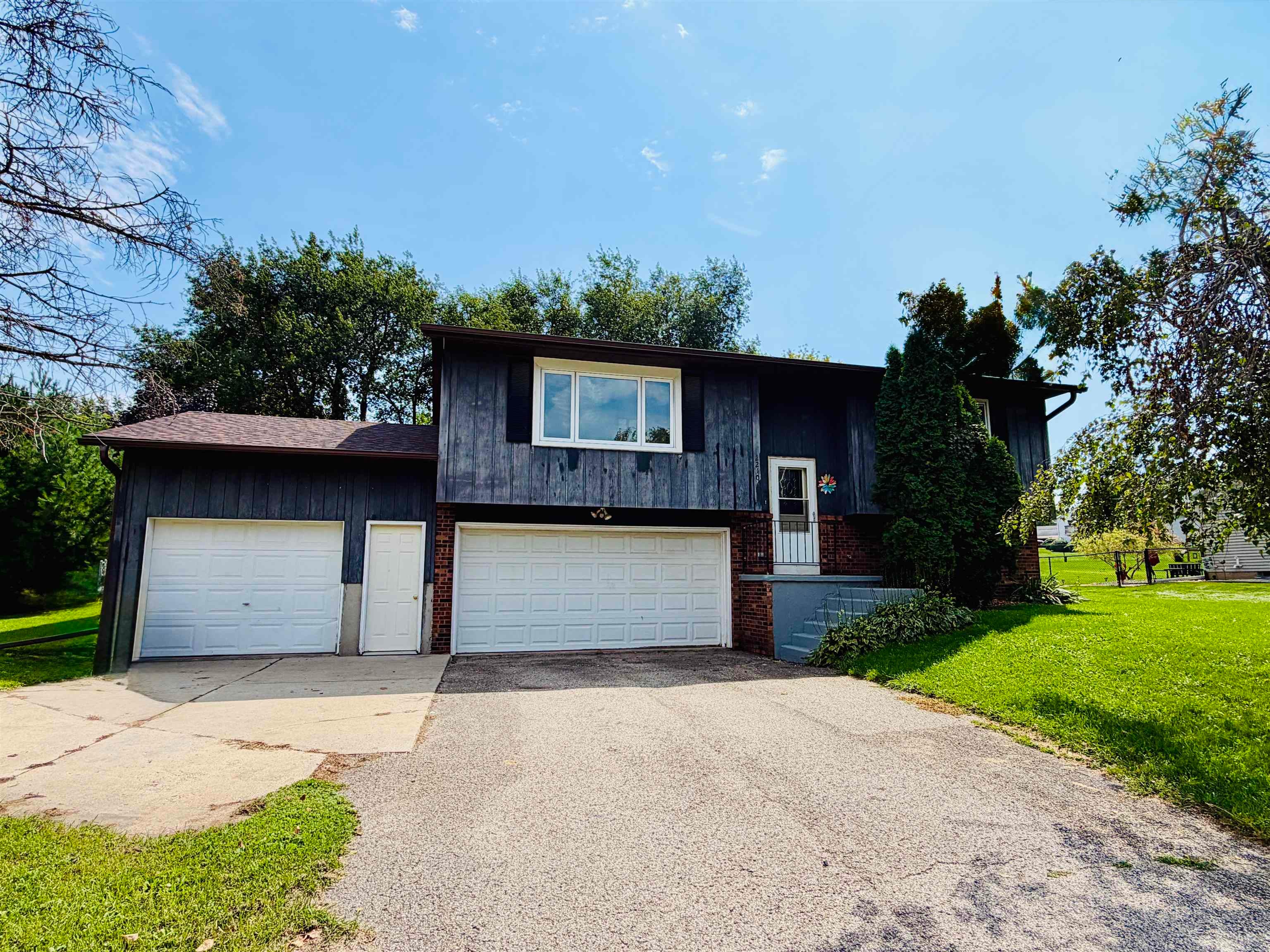 2210 Ridgeway Road — photo