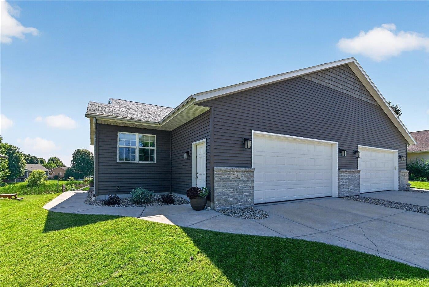 746 Thompson Drive — photo