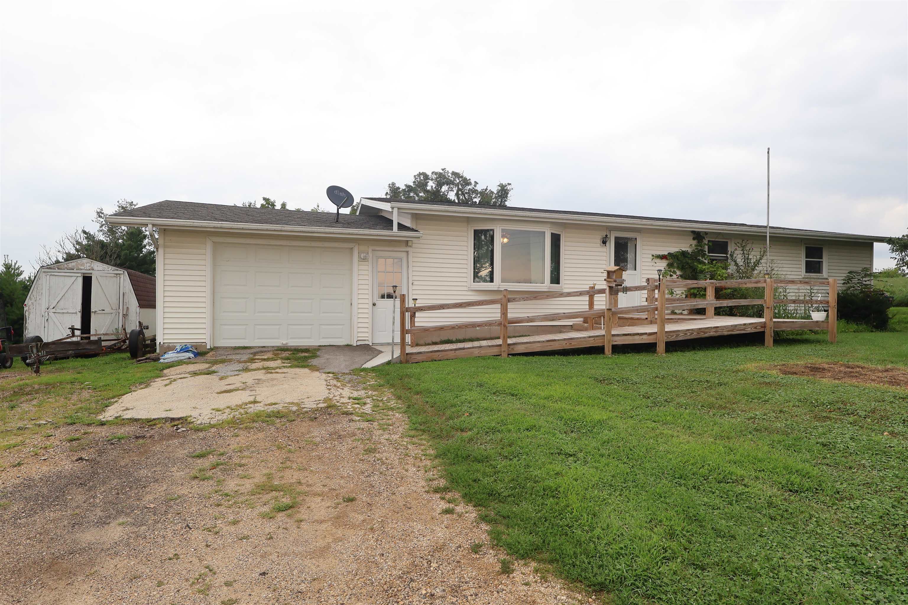 9158 Hwy 81 — photo