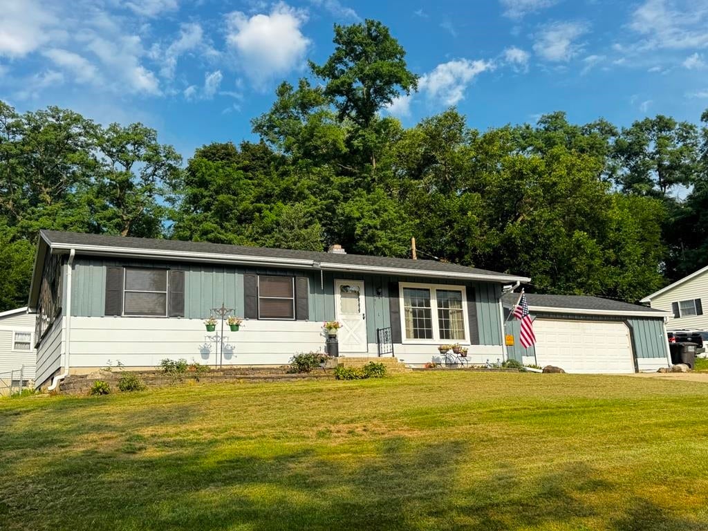891 Chapel Drive — photo