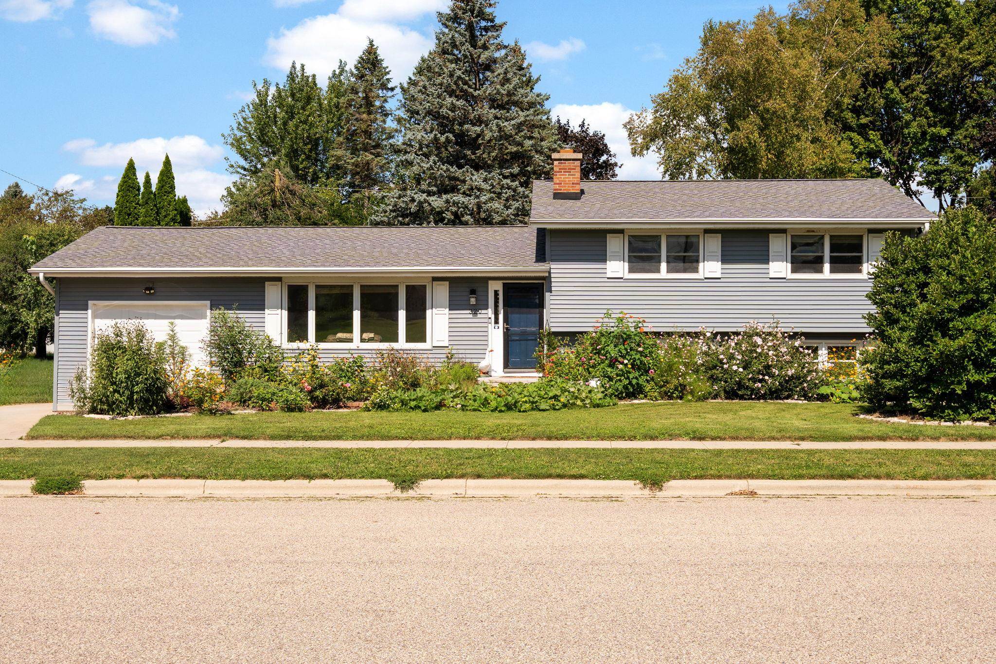 320 W Elm Street — photo