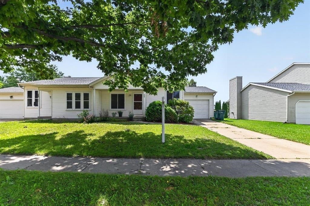 208 W Clover Lane — photo