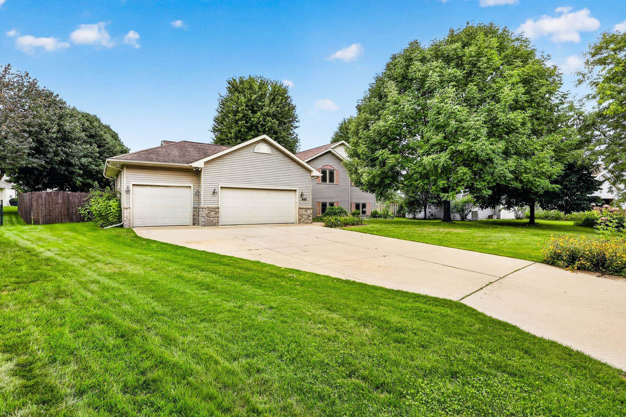 647 Grandview Drive — photo