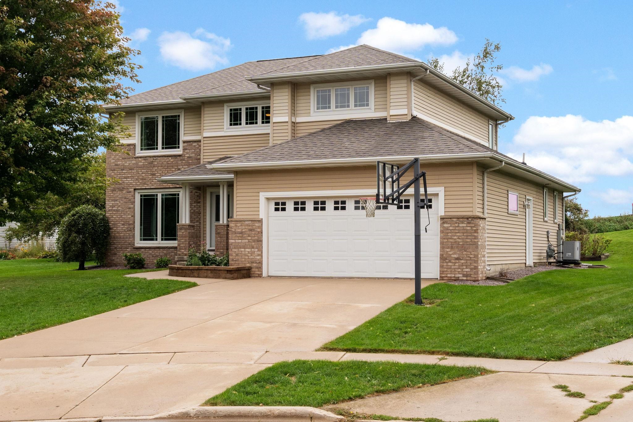 1716 Oakridge Court — photo