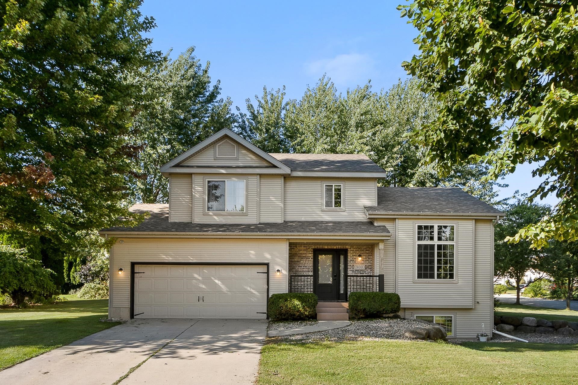 800 Sunnybrook Drive — photo