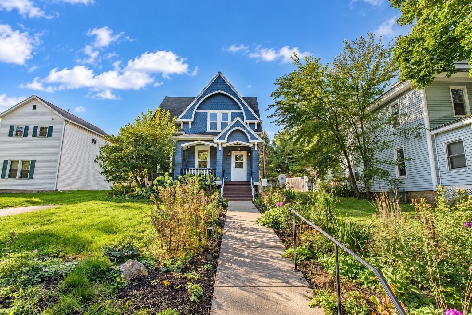 305 W Walnut Street — photo