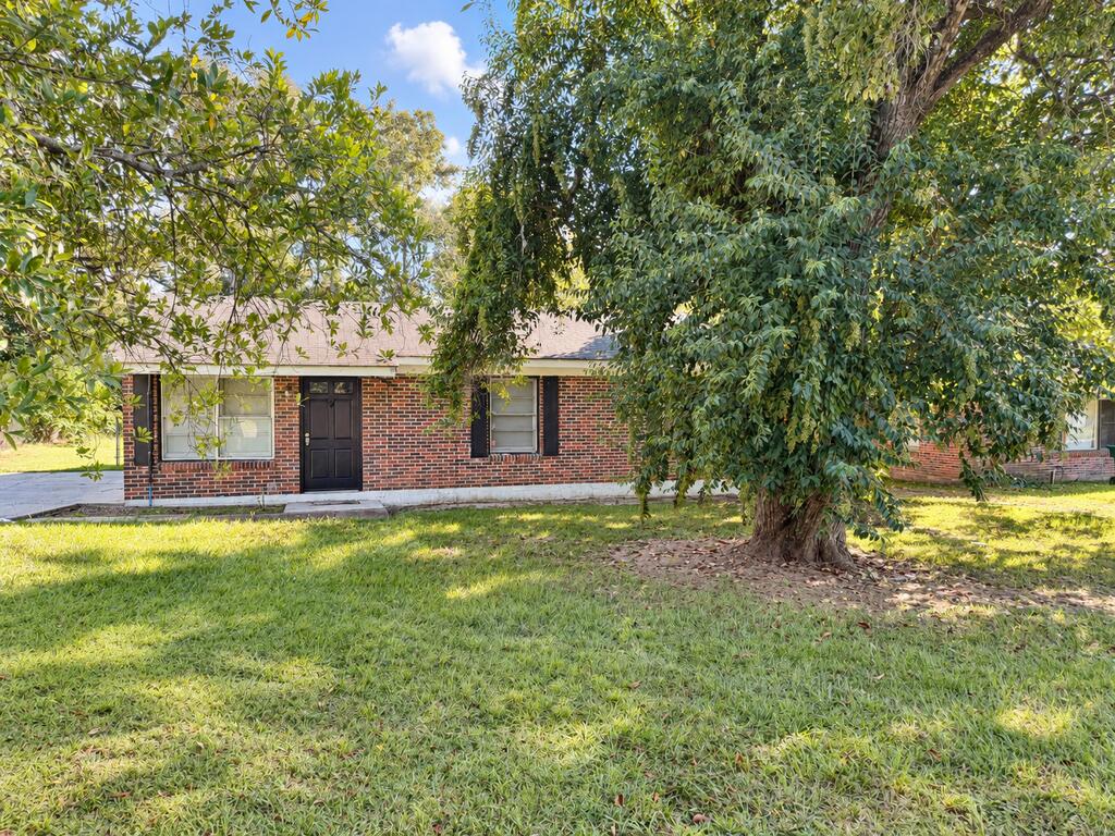 811 Stillwater Dr — photo