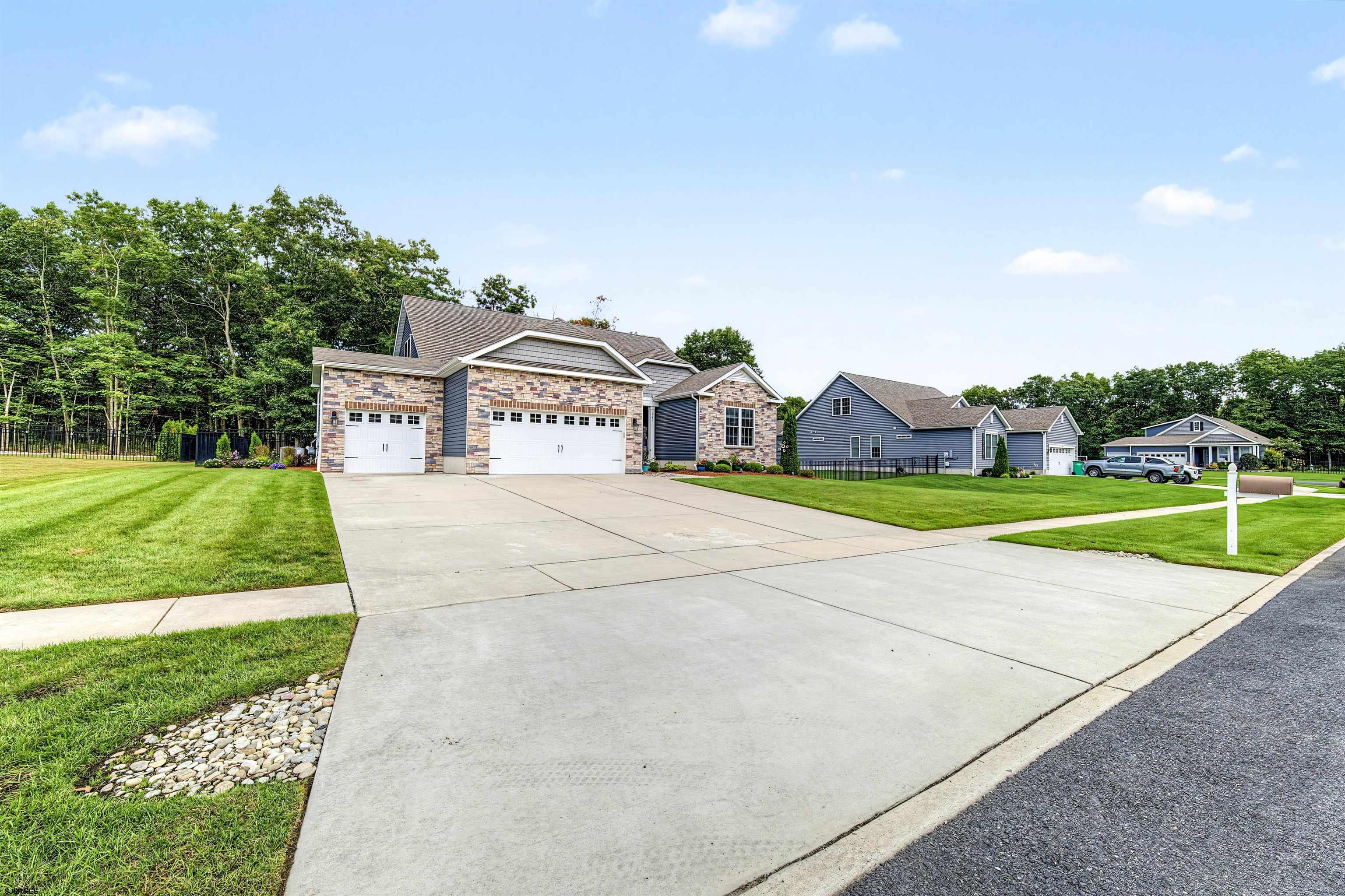 103 Laquinta Dr — photo
