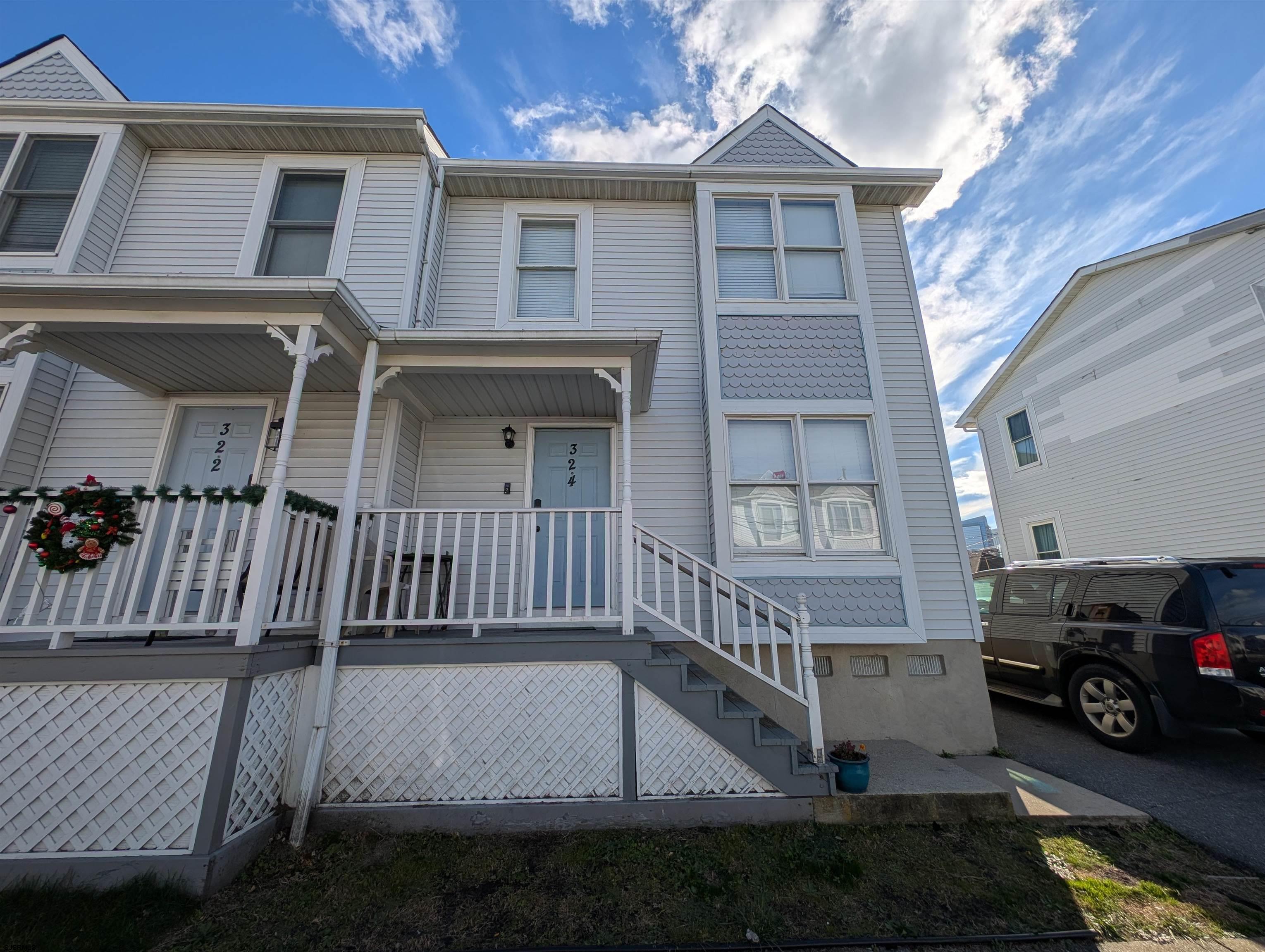 324 Beach Ave — photo