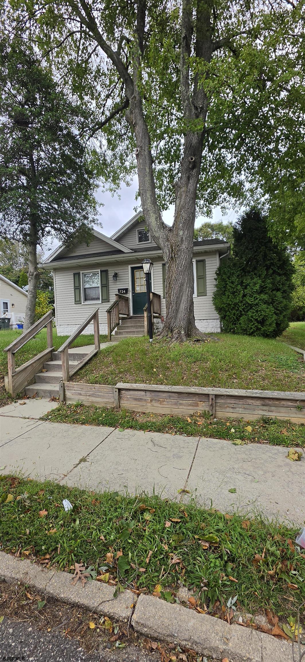 724 Seneca Ave — photo