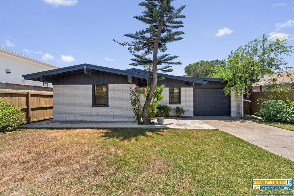 718 N Yturria St. — photo