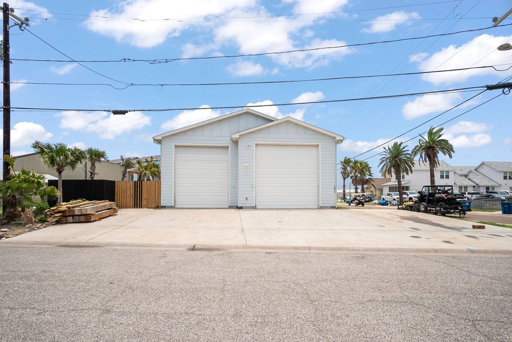 141 W Roberts Ave — photo