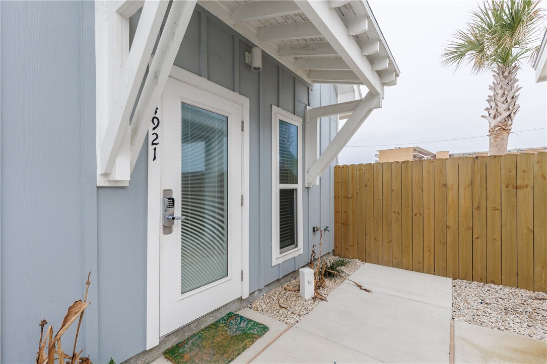 14921 Pirates Cove Dr — photo
