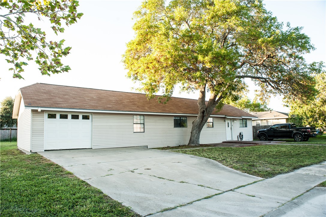 2741 Beaumont Ave — photo