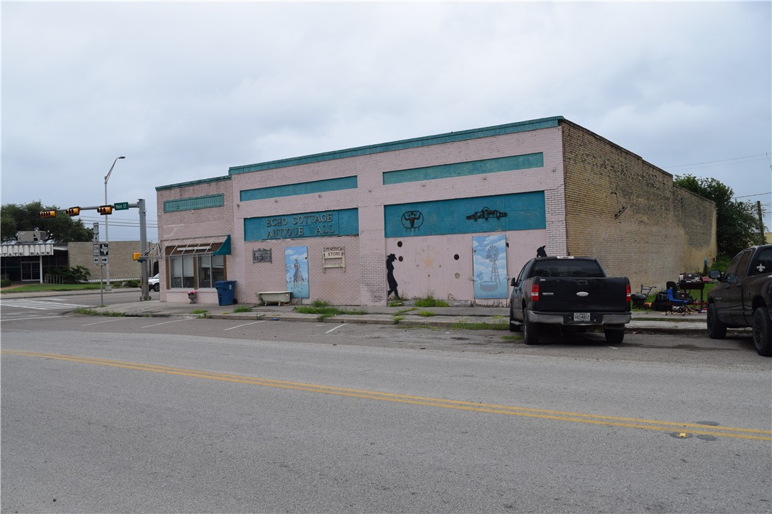 111 US-77 — photo