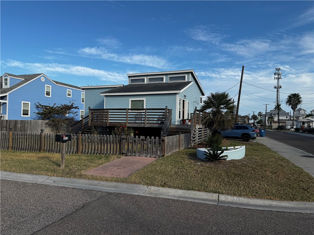 202 W Roberts Ave — photo
