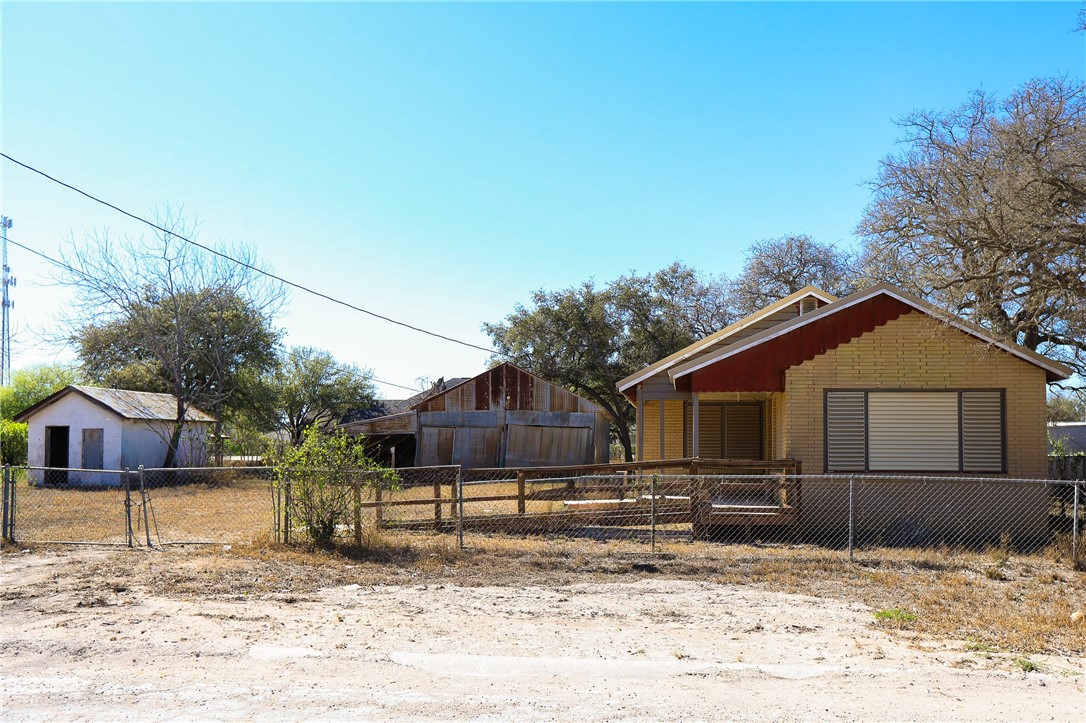 305 N Perez — photo