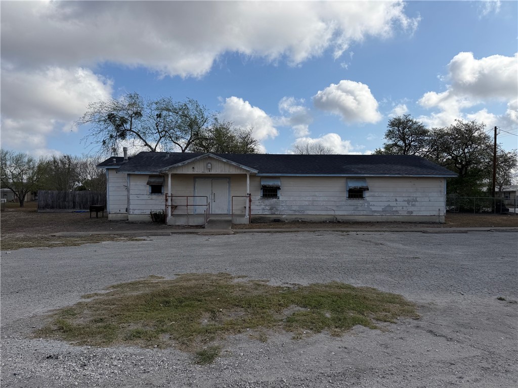 123 E Laredo St — photo