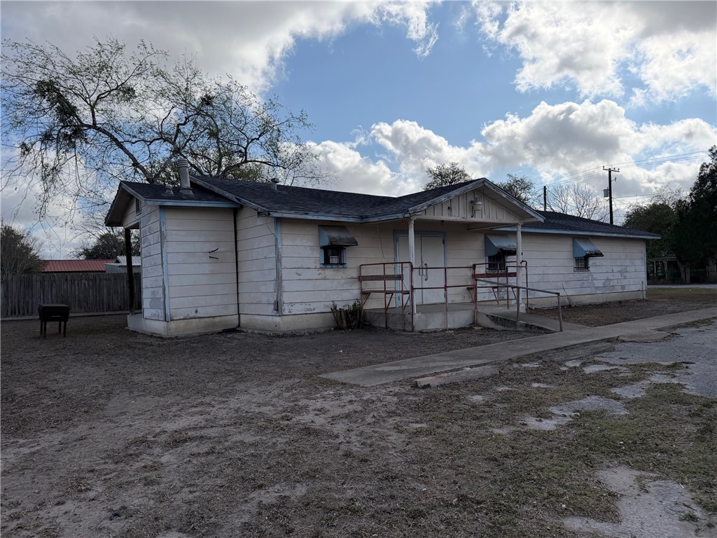 123 E Laredo Street, Mathis, TX 78368 — photo 2