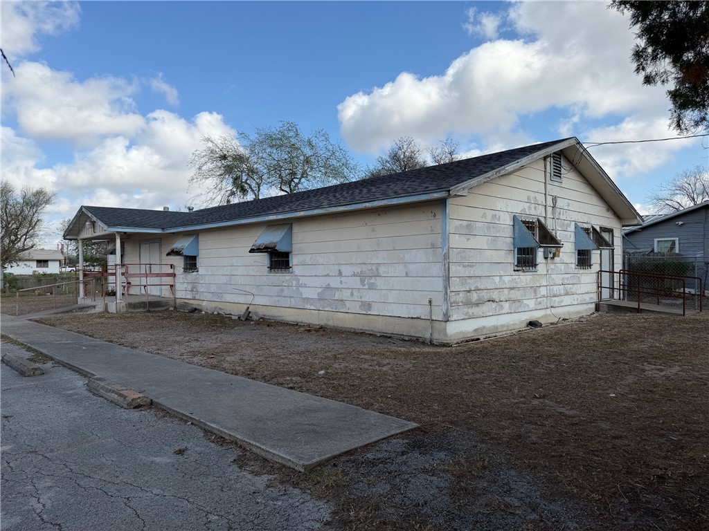 123 E Laredo Street, Mathis, TX 78368 — photo 3