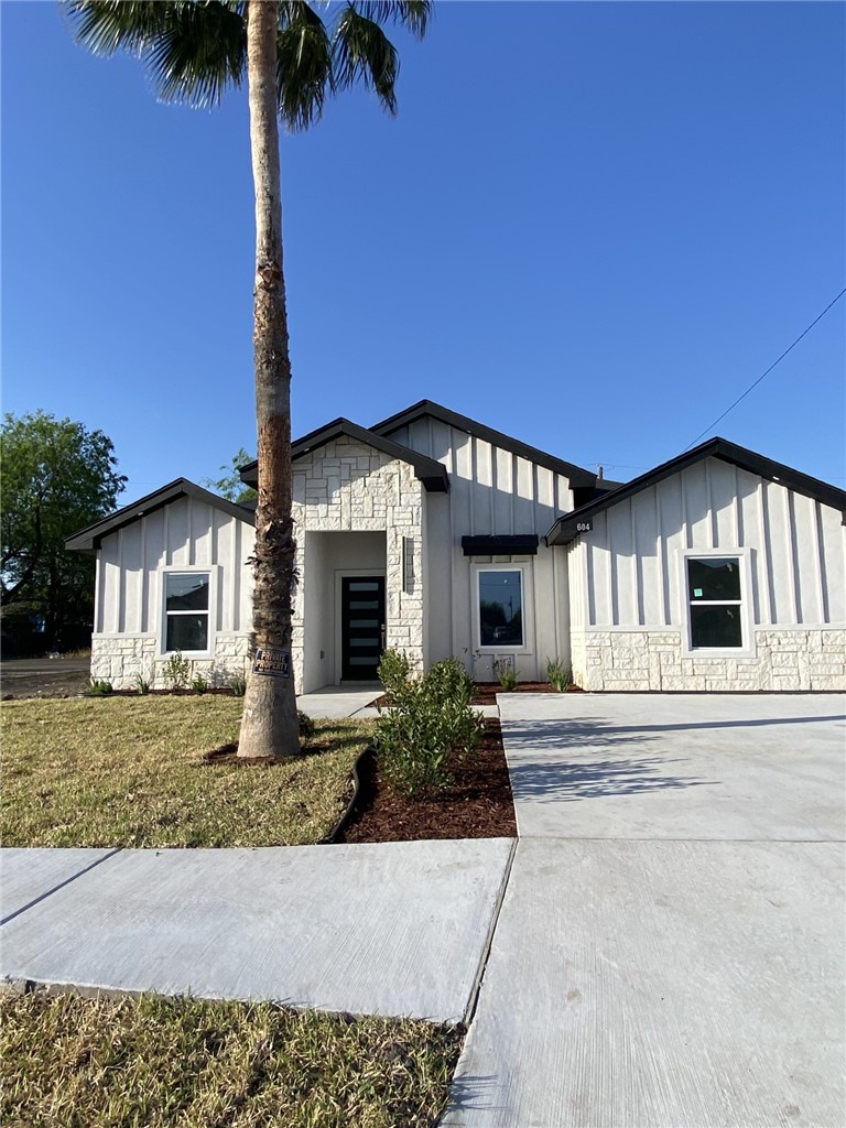 604 W La Quinta Dr — photo