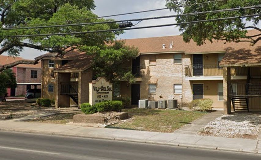 923 Vance Jackson — photo