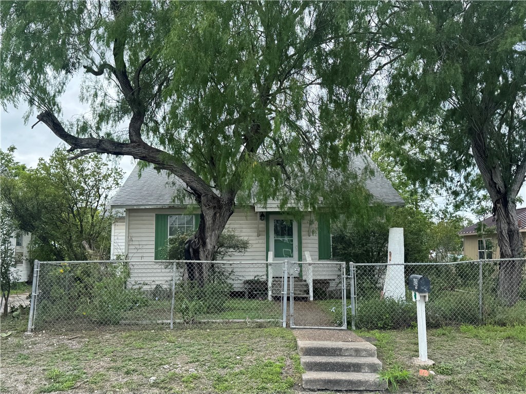 635 Victoria Ave — photo