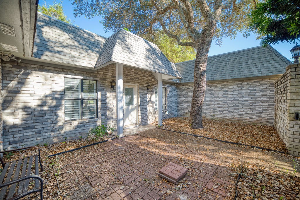 410 Fairway Oaks St — photo