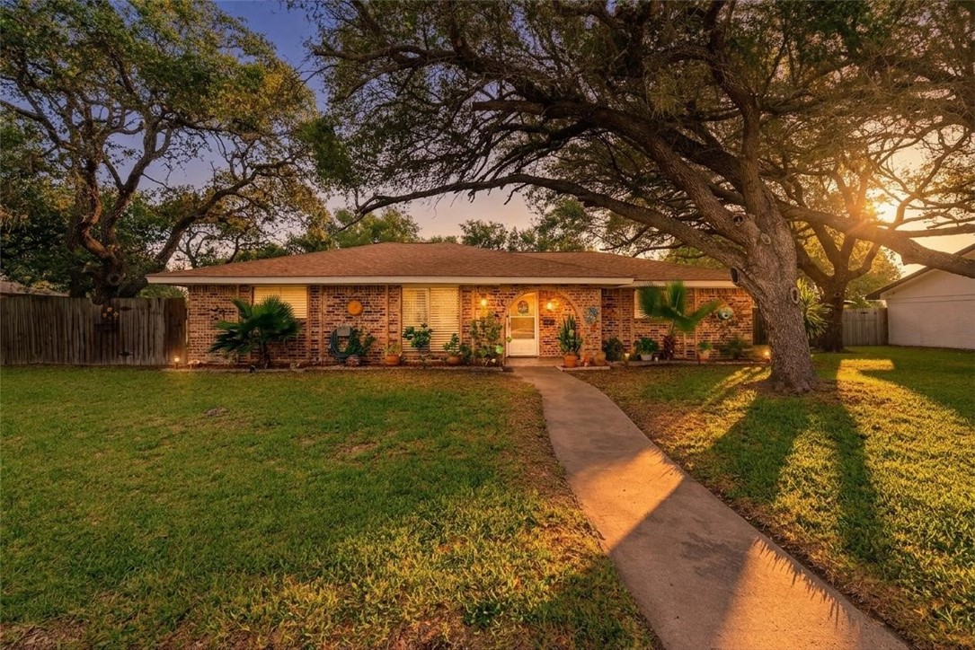 1638 W Palm Dr — photo