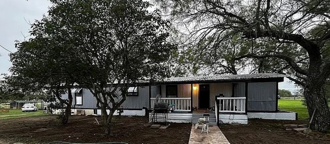 700 Lopez — photo