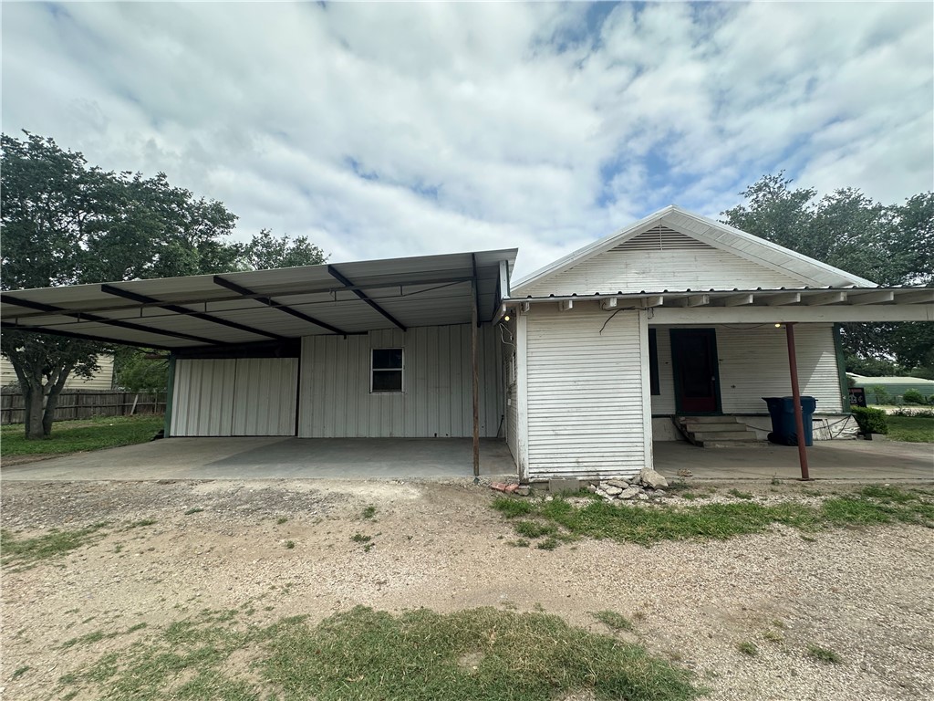 206 Hinton, Three Rivers, TX 78071 — photo 2