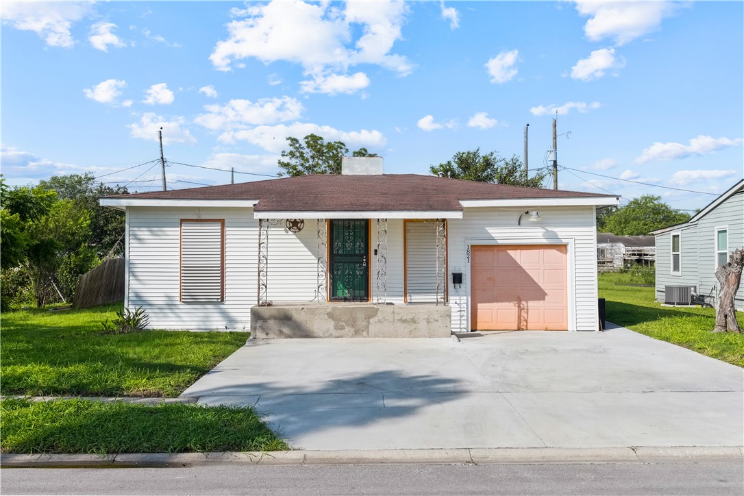 1821 Hawthorne Dr — photo