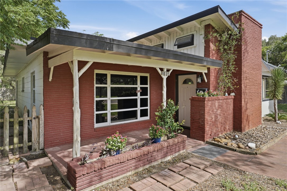 1031 N Live Oak — photo