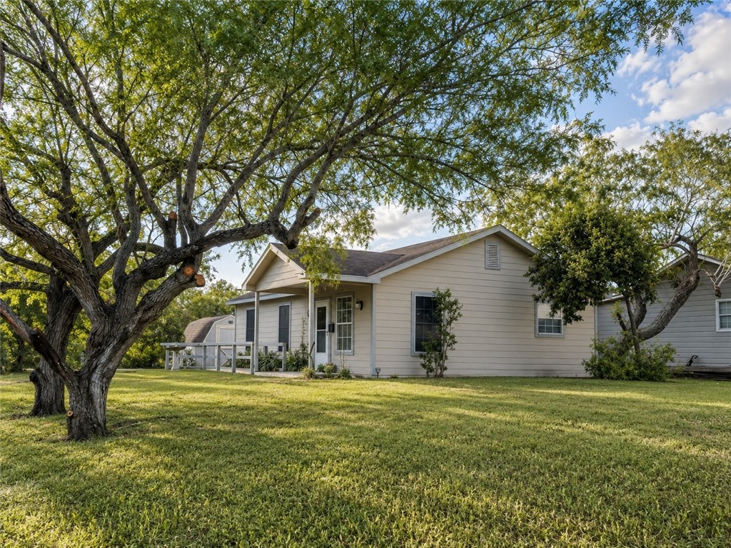 201 E 9th Street, Bishop, TX 78343 — photo 2