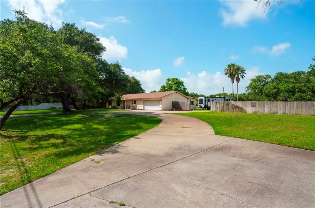 1689 Mooney Lane — photo