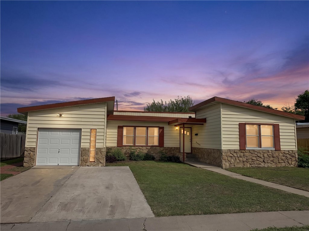 735 Chase Dr — photo