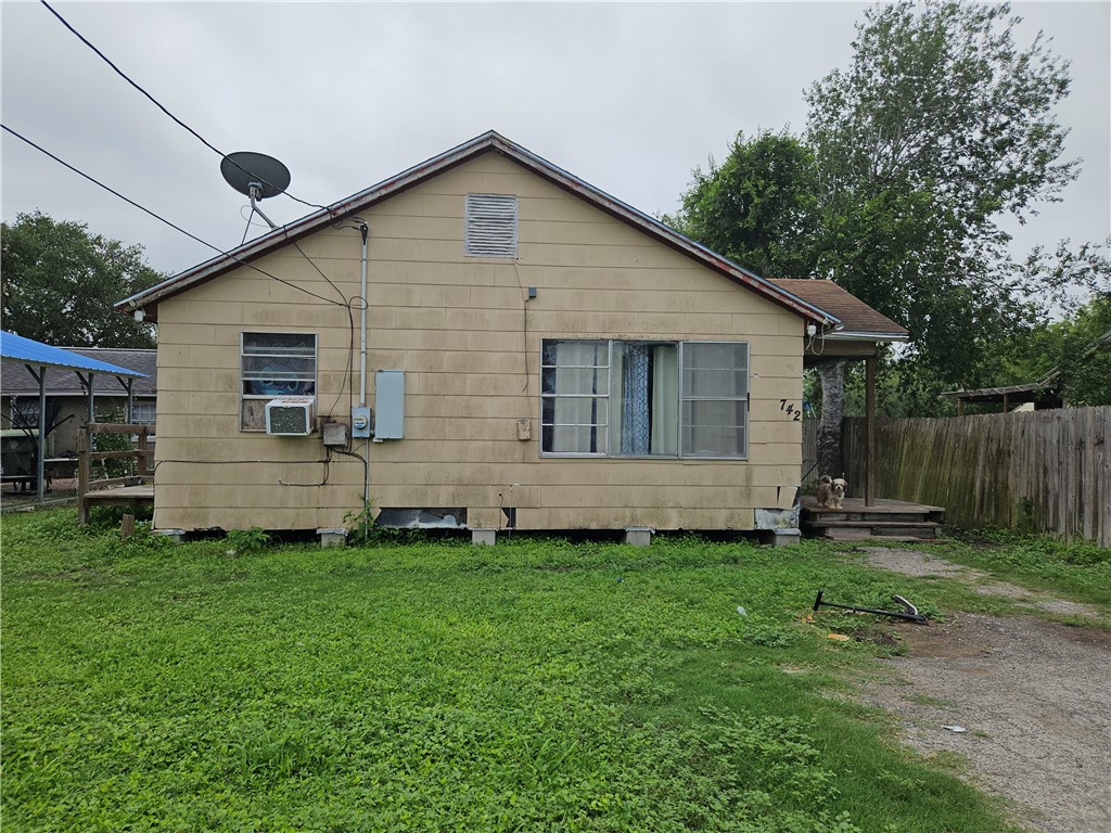 742 W 1st. St. — photo