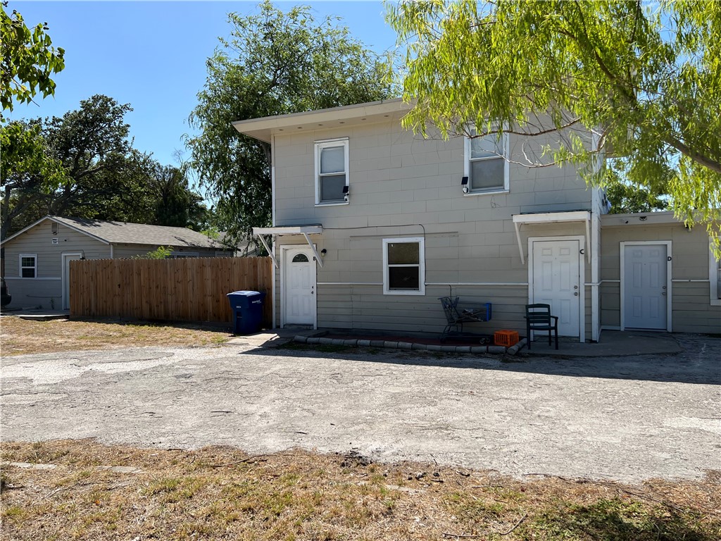 902 W Lakeside Dr — photo