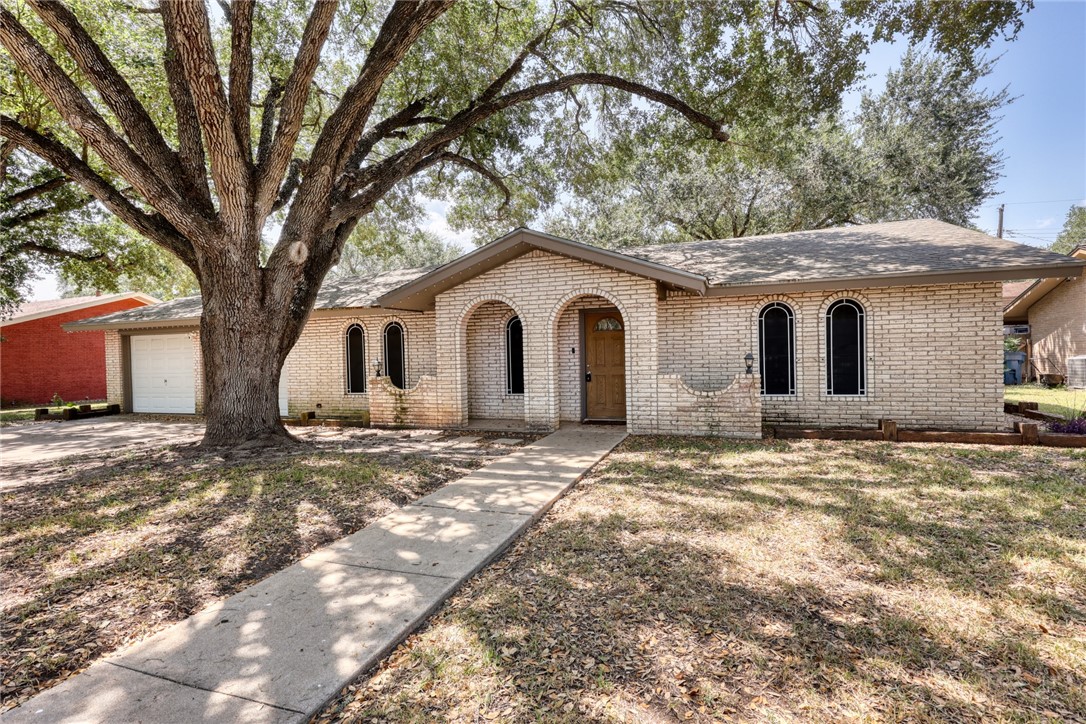 1104 Live Oak — photo