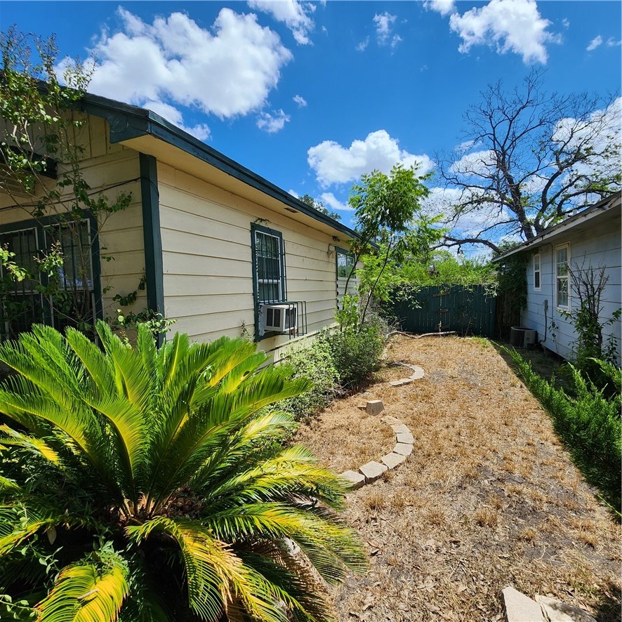 718 E Avenue E, Robstown, TX 78380 — photo 2